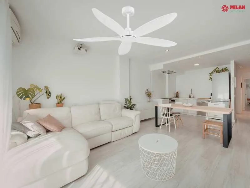 Quạt trần 5 cánh lá FY586 - màu trắng mang đến vẻ đẹp nhẹ nhàng và tinh tế cho không gian hiện đại.